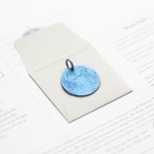 Blauer Mond Halskette - 2,5 cm Durchmesser eloxierter Niob Anhänger