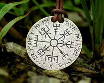 Collar de plata con brújula nórdica Vegvisir