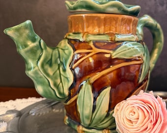Bule de Sapo da Henriksen Imports | Bule de Cerâmica com Bambu e Folhas | Decoração de Cozinha Divertida com Tema de Sapo | Bule Colecionável Estilo Cottagecore