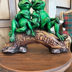 Frog Family Garden Statue: Whimsical Resin Sculpture, Outdoor Decoration