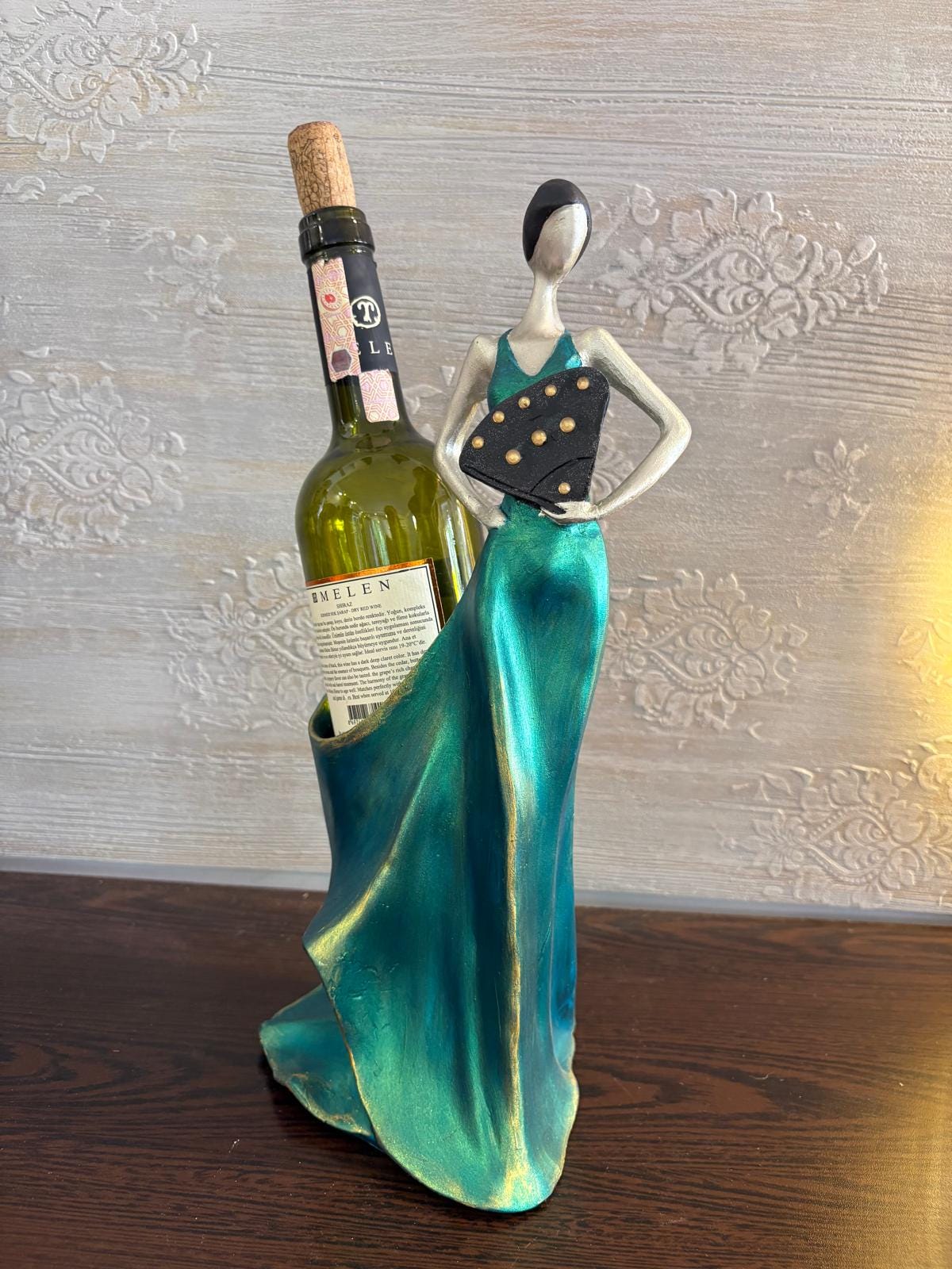 ワインホルダー彫刻：装飾的な女性の像モダンなホームバーの装飾