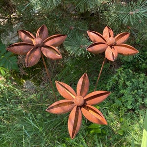 Rusty Metal Flowers and Star Anise Garden Decorations – Handmade Outdoor Decor for Backyards, Patios or Rustic Landscaping, Garden sculpture