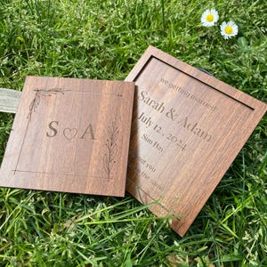 Personalisierte hölzerne Hochzeitseinladung - Rustikale Laser geschnittene gravierte Holzkarte - Personalisiertes Save the Date für Gäste - Einzigartige Hochzeitskarte