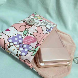 Kawaii Strawberry Bunny 3DS-bärväska, vattentät handhållen konsolväska med plyschfoder och knappstängning – söt pastellfärgad spelväska