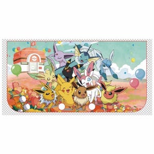 Puede incluir: Ilustración rectangular con varios personajes de Pokémon, incluyendo Pikachu y Eevee, reunidos en una escena festiva. El fondo incluye un edificio, globos y flores, con una paleta de colores suaves.