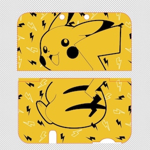 Puede incluir: Funda amarilla y negra para consola de juegos portátil, con Pikachu y rayos. El diseño está dividido en dos partes, para la parte superior e inferior del dispositivo. Muestra un Pikachu sonriente.