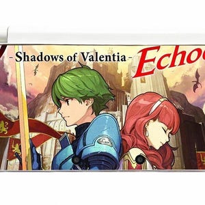 Puede incluir: Una consola Nintendo 3DS blanca con una carcasa personalizada con ilustraciones de "Fire Emblem Echoes: Shadows of Valentia". El diseño incluye dos personajes de estilo anime, texto y un fondo de castillo.