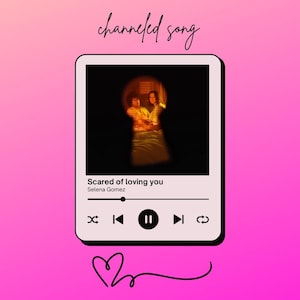 Puede incluir: Un fondo degradado rosa y naranja con un rectángulo blanco en el centro. El rectángulo contiene una imagen en blanco y negro de una cerradura con dos personas dentro. El texto "channeled song" está por encima del rectángulo. Debajo de la imagen está el texto "Scared of loving you" y "Selena Gomez". Hay botones de reproducción, pausa y retroceso debajo del texto.