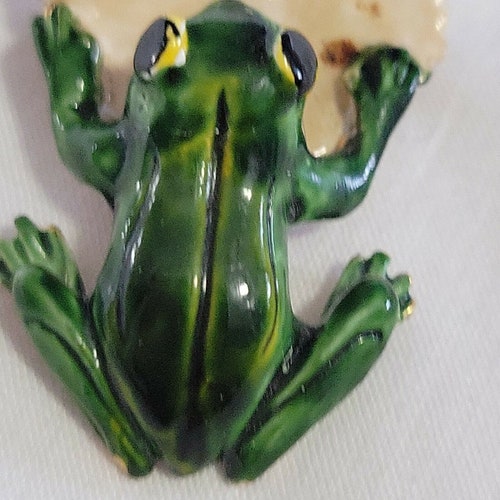 Vintage outlet Enamel Frog Lily Pad Pearl Brooch Signed by Robert EUC Green Cream Gold