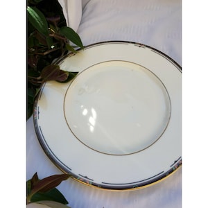 1987 Vintage Royal Doulton England &quot;Musicale&quot; Bone China Salad Plate