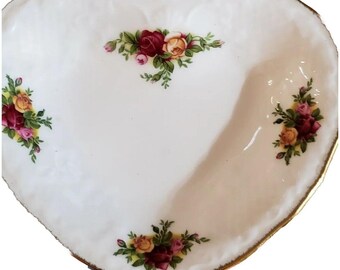 Vintage Old Country Rose Trinket Bone China Dish heart shaped Royal Albert 1962