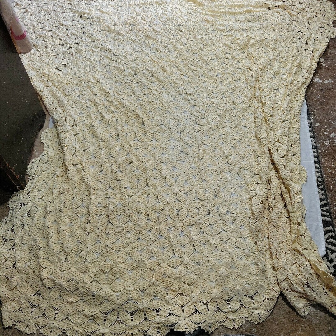 VTG Cream Candlewick Crocheted Daisy Pinwheels Bedspread Coverlet 85x87