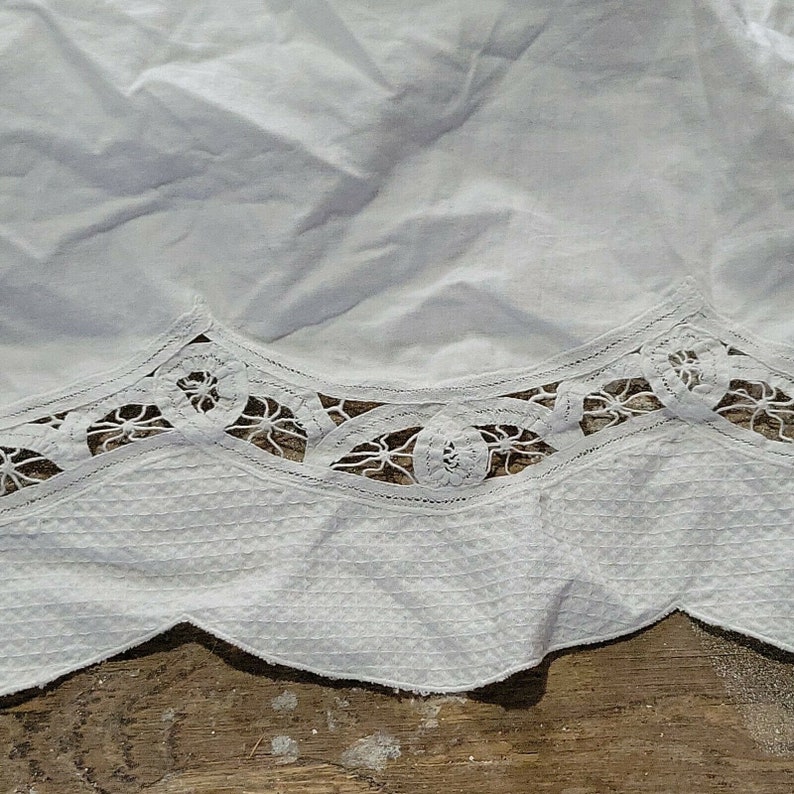 White Scalloped Quilted Battenburg Lace Bedskirt Double 13 in Drop 100