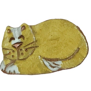 Artisan Signed Pottery Clay Hand Painted Cat Brooch Pin Brown White Paws Accents