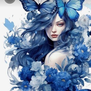Op de afbeelding: Digitale illustratie van een vrouw met lang blauw haar, versierd met twee blauwe vlinders. Ze is omringd door blauwe en witte bloemen, wat een serene en artistieke compositie cre&euml;ert. Het kunstwerk heeft een zachte, schilderachtige stijl.