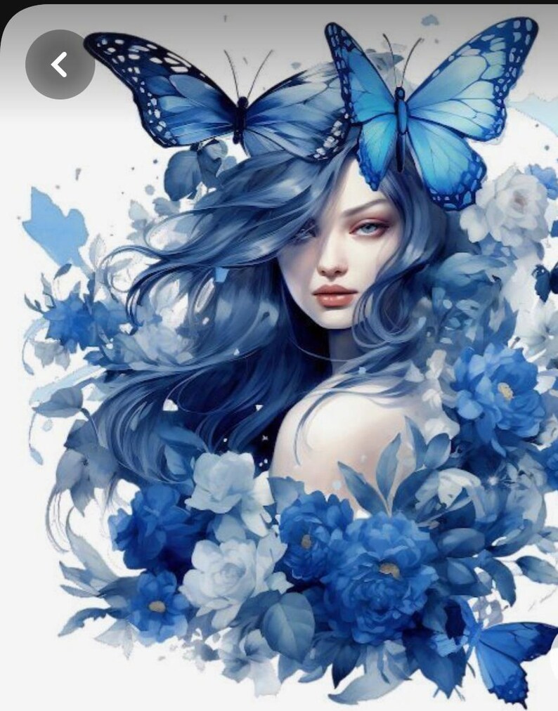 Op de afbeelding: Digitale illustratie van een vrouw met lang blauw haar, versierd met twee blauwe vlinders. Ze is omringd door blauwe en witte bloemen, wat een serene en artistieke compositie cre&euml;ert. Het kunstwerk heeft een zachte, schilderachtige stijl.