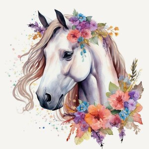 Op de afbeelding: Waterverfillustratie van een witte paardenkop versierd met een bloemenkrans. Het paard heeft vloeiend, lichtbruin haar en is omgeven door kleurrijke bloemen in tinten roze, oranje, paars en blauw. De achtergrond is zacht off-white.