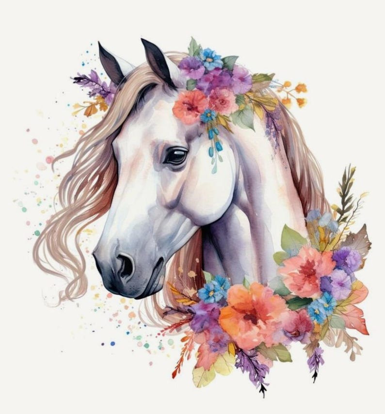Op de afbeelding: Waterverfillustratie van een witte paardenkop versierd met een bloemenkrans. Het paard heeft vloeiend, lichtbruin haar en is omgeven door kleurrijke bloemen in tinten roze, oranje, paars en blauw. De achtergrond is zacht off-white.