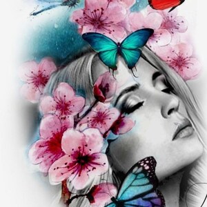 Op de afbeelding: Digitaal kunstwerk met een vrouwengezicht met gesloten ogen, omringd door roze kersenbloesems en kleurrijke vlinders. De vlinders hebben levendige kleuren, waaronder rood, blauwgroen en blauw, wat een grillige en artistieke compositie cre&euml;ert.