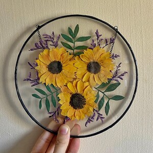 Op de afbeelding: Een rustiek houten bord met de tekst "Welcome to our home" in een handgeschreven stijl. Het bord heeft een verweerde afwerking en een eenvoudig, uitnodigend ontwerp, perfect voor een veranda of entree.