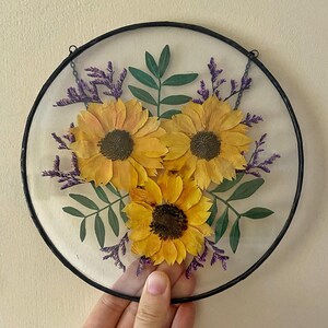 Op de afbeelding: Een set van drie keramische mokken met een gespikkelde, matte afwerking. De mokken zijn in tinten cr&egrave;me, lichtgrijs en donkergrijs. Elke mok heeft een eenvoudig, minimalistisch ontwerp en een afgeronde handgreep. Perfect voor koffie of thee.