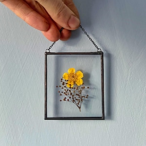 Marco de vitral con forma de botón de oro – Marco flotante con flores prensadas