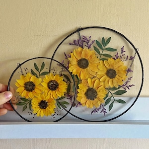 Op de afbeelding: Een set van drie keramische mokken met een gespikkelde, matte afwerking. De mokken zijn in cr&egrave;me, lichtgrijs en donkergrijs. Elke mok heeft een eenvoudig, minimalistisch ontwerp en een afgeronde handgreep.