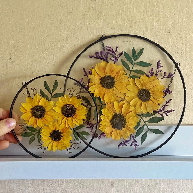 Op de afbeelding: Een set van drie keramische mokken met een gespikkelde, matte afwerking. De mokken zijn in cr&egrave;me, lichtgrijs en donkergrijs. Elke mok heeft een eenvoudig, minimalistisch ontwerp en een afgeronde handgreep.
