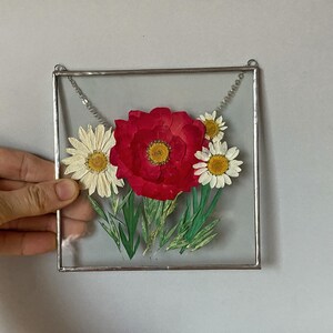 Pressad blomram – Rosor och prästkragar i målat glas. Flytande ram; Botanisk väggkonst (13x13 cm).