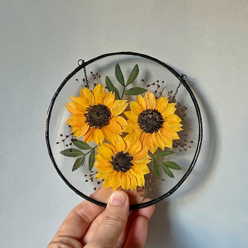 Op de afbeelding: Een set van drie keramische mokken met een gespikkelde, matte afwerking. De mokken zijn in de kleuren cr&egrave;me, lichtgrijs en donkergrijs. Elke mok heeft een eenvoudig, minimalistisch ontwerp, perfect voor koffie of thee.