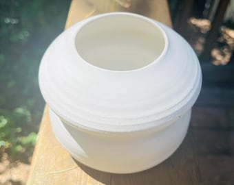 Teksturowany wazon ceramiczny toczony na kole – minimalistyczna, nowoczesna biała ceramika