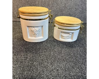 Vintage ~Par de botes color blanco roto con diseño de plátanos y uvas~Tapa de madera~Cierre con clip dorado~Taiwán