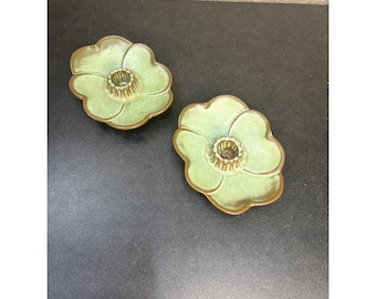 Paar MCM Frankoma Pottery kandelaars #300 Prairiegroene kornoeljebloesem