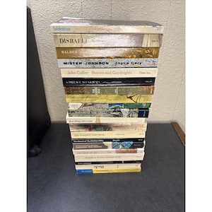 Può includere: Cartello in legno fatto a mano con la scritta "Welcome" in un carattere giocoso. Il cartello bianco con finitura invecchiata presenta un design floreale rosa e verde. Adatto per uso interno o esterno.