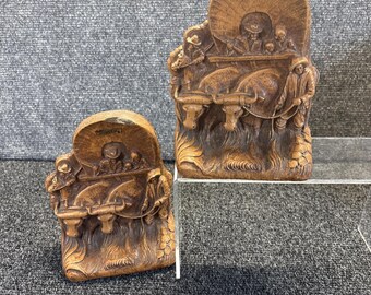 Coppia di fermalibri souvenir Syroco vintage ~ Spooner, WI ~ Bovini/Buogni/Carro coperto ~ 6,5"