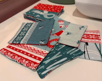 Ski Hill Scrappy Quadrat Handgefertigte Becher Teppiche | 2er-Set | 3,5" Quadrat | Skifahrer Geschenk | Aqua, Petrol & Rot | Winter