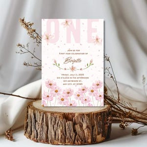 Convite de primeiro aniversário editável para menina, convite digital floral rosa, modelo de aniversário com flores blush, convite de festa para impressão