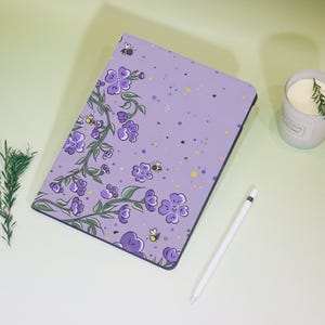 Personligt iPad-skal med lila blommor för iPad Air 3/4/5/6, iPad 10/9/8, iPad 9,7" 10,2" 10,9" 11" 12,9'', iPad Mini 6/5, iPad Pro 2022 2024-skal