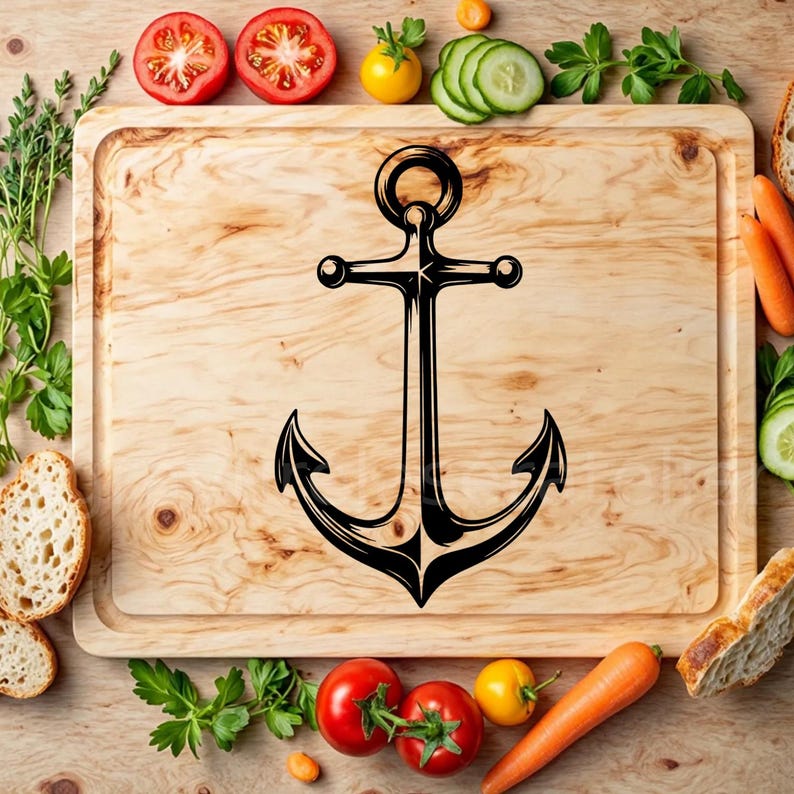 Puede incluir: Una tabla de cortar de madera con un dise&ntilde;o de ancla negra. La tabla est&aacute; rodeada de varias verduras y frutas, incluyendo tomates, zanahorias y pepinos.