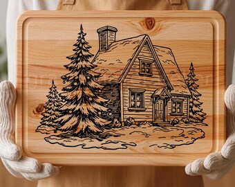 Peut inclure: Une planche à découper en bois avec un motif gravé au laser d'un chalet recouvert de neige et de sapins. Le chalet a une cheminée, un toit recouvert de neige et des fenêtres. Les arbres sont décorés de boules.