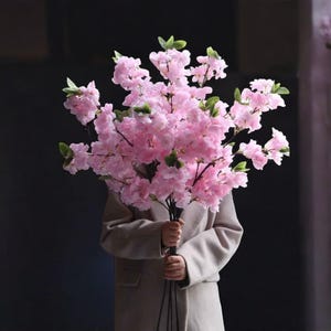 桜の花の枝 – 結婚式やリビングルームのフロアアレンジメント用の造花装飾