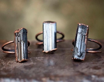 Anillo de turmalina negra en bruto y cobre / piedra preciosa natural en bruto / piedra de nacimiento de octubre / anillo de turmalina / OOAK de Uruz Metals