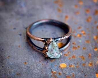 Anillo de aguamarina en bruto y cobre / Piedra de nacimiento de marzo, piedra preciosa natural en bruto / Aries Piscis / Anillos electroformados de piedra de cristal azul / Uruz Metals