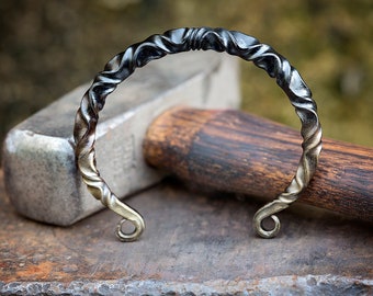 Anillo vikingo de bronce / Pulsera de acero vikinga / Pulsera para hombre / Brazalete para hombre / Joyería nórdica / Brazalete pagano / Metalistería / Uruz Metals
