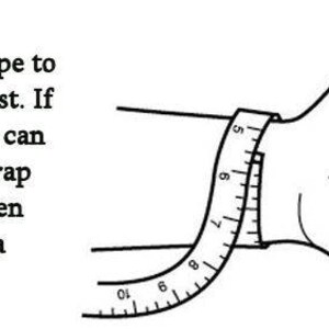 Puede incluir: Ilustraci&oacute;n en blanco y negro que muestra c&oacute;mo medir una mu&ntilde;eca para joyer&iacute;a. La imagen incluye una mano con una cinta m&eacute;trica alrededor de la mu&ntilde;eca. El texto explica c&oacute;mo medir con cinta o cuerda.