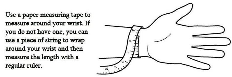 Puede incluir: Ilustraci&oacute;n en blanco y negro que muestra c&oacute;mo medir una mu&ntilde;eca para joyer&iacute;a. La imagen incluye una mano con una cinta m&eacute;trica alrededor de la mu&ntilde;eca. El texto explica c&oacute;mo medir con cinta o cuerda.
