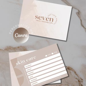 Könnte beinhalten: Eine hellbraune Karte mit dem Text "skin care routine" und einer Liste von Hautpflegeprodukten, die morgens und abends verwendet werden sollen. Die Karte enthält auch den Text "seven skin + beauty loft" und "self care awaits".
