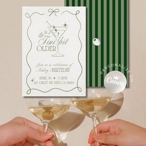 Könnte beinhalten: Eine Geburtstagseinladung mit einer Martini-Glas-Illustration und dem Text "She is a tini bit older". Die Einladung ist hellgrün mit Eventdetails. Eine zweite Karte mit grünen vertikalen Streifen ist ebenfalls abgebildet.