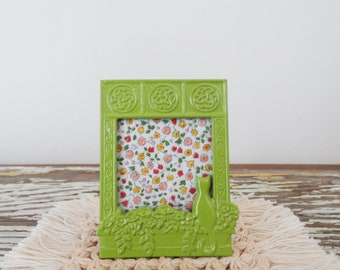 Small Green Metal Picture Frame - Cat, Celtic Knots - 2 Inch Painted Frame