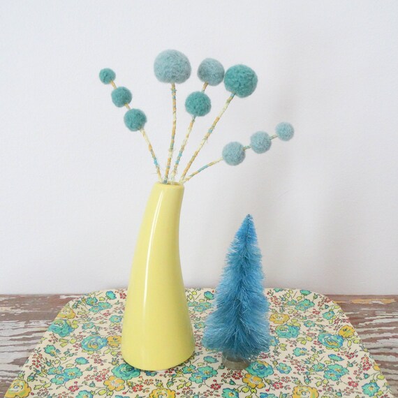 Pantone Greenery Moss Green Felt ball. Peridot Green pom pom flowers Alpaca Yarn flowers Small floral bouquet Felt flower bouquet